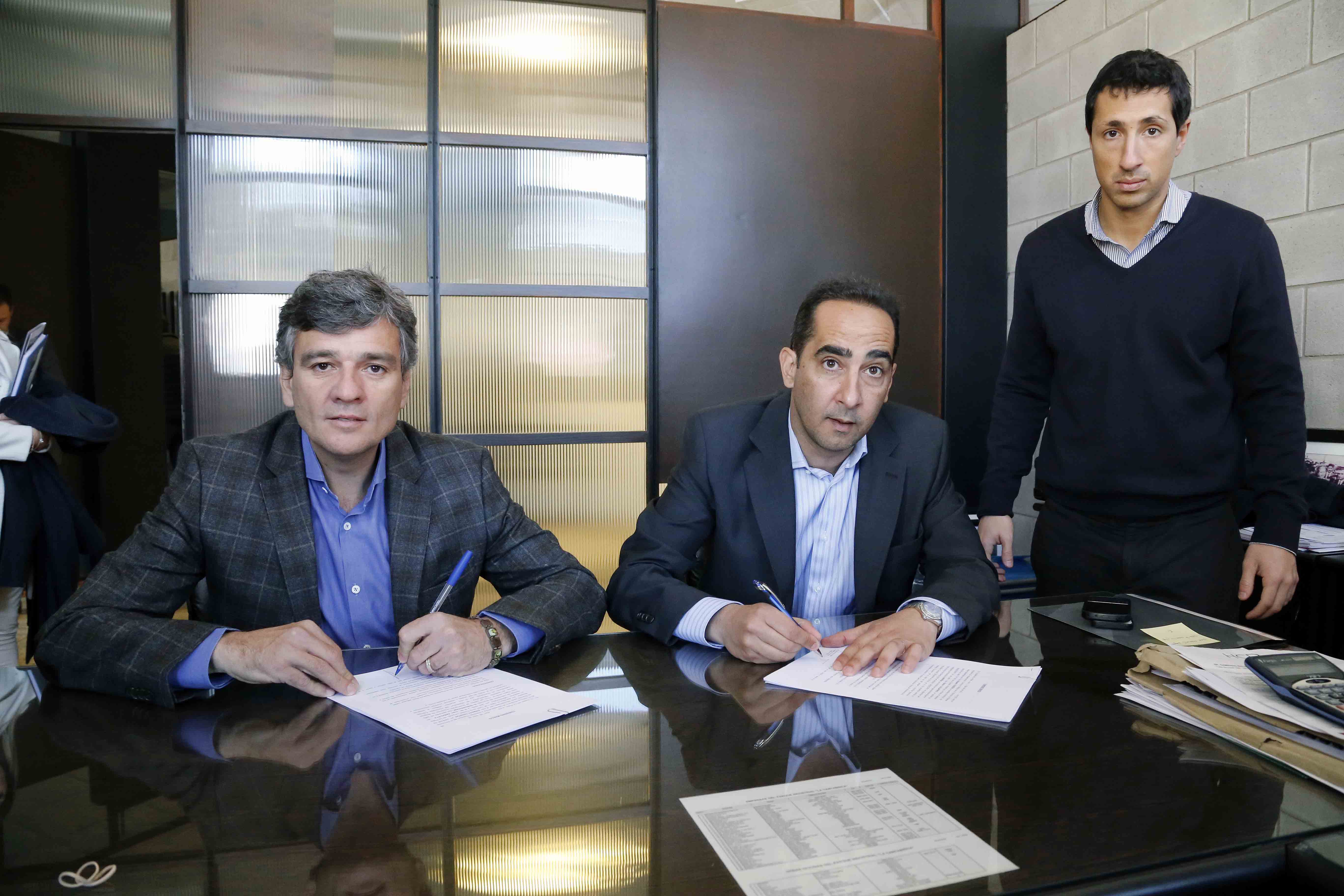 Hurlingham │ Zabaleta firmó el convenio por la pavimentación de la calle Combate de Pavón
