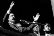 Juntan firmas para instalar busto de Alfonsín en la Plaza de Morón