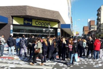 Trabajadores de Coppel protestaron en el centro de Morón