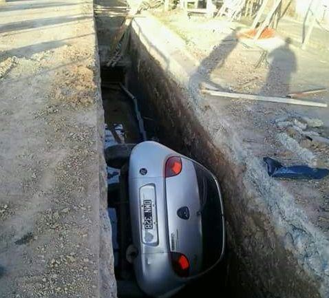 Morón | Un auto cayó en la obra de la Cuenca Boquerón