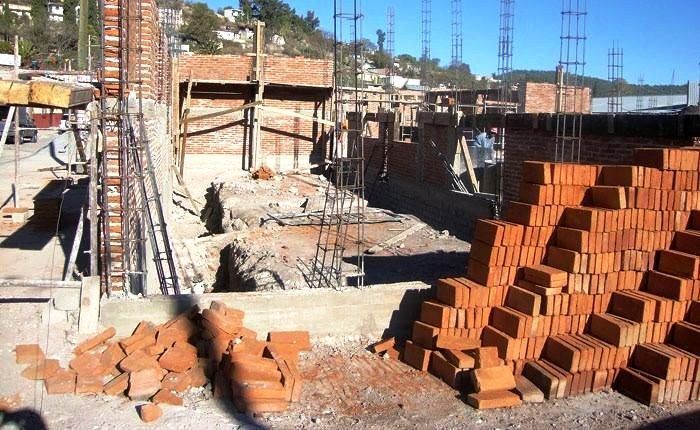 Derrumbe de la economía: la construcción cayó casi un 20% y la industria un 8%