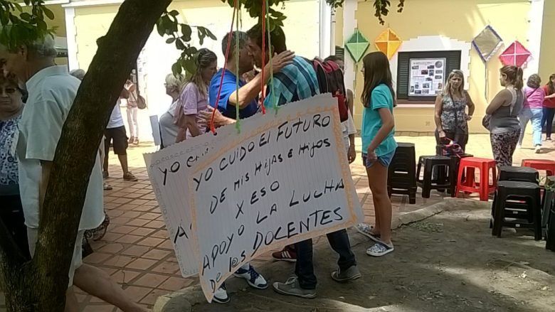 Mensaje para María Eugenia Vidal en la escuela de sus hijos