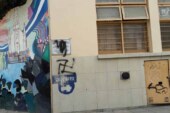 Señal de época | Vandalismo nazi en una escuela de Merlo