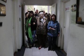 Hebe de Bonafini estuvo en Espacio Seré y pintó los pañuelos que había borrado Tagliaferro
