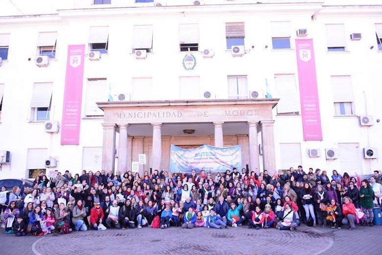 Docentes marcharon en Morón en defensa de la educación