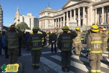 Bomberos de Morón protestaron frente al Congreso Nacional