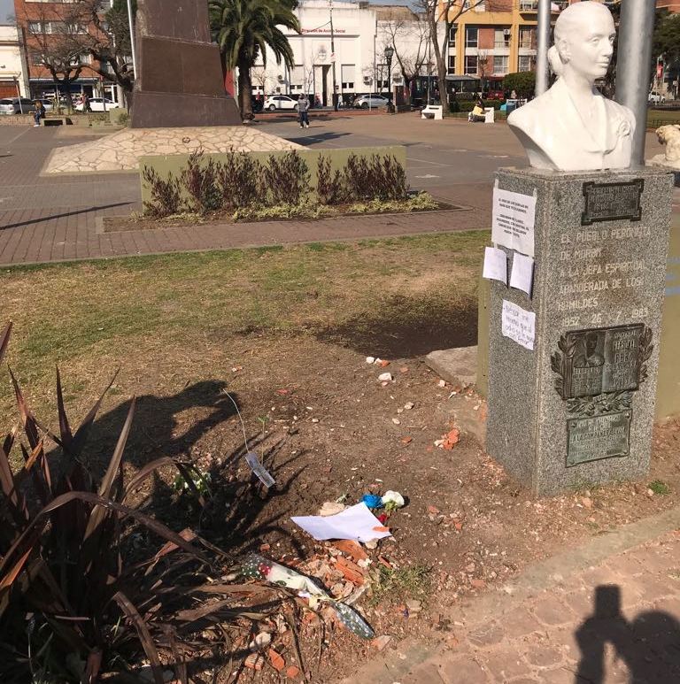 Indignante | Tagliaferro quitó el pañuelo de las Madres de Plaza de Mayo de la Plaza de Morón