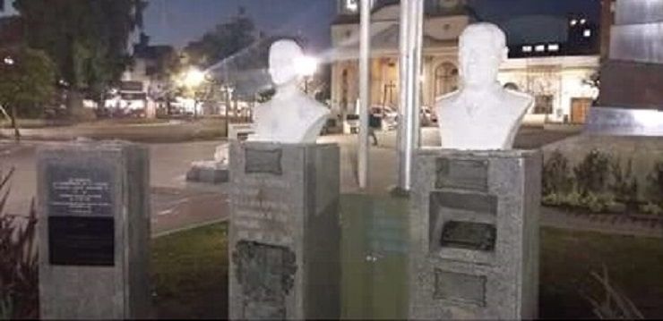 Morón | Sacaron el busto de Néstor Kirchner y los trabajadores lo volvieron a poner