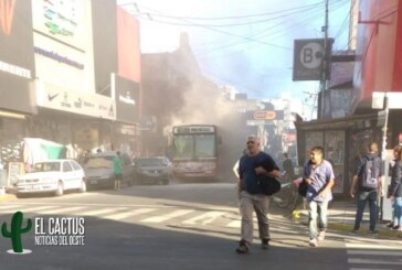 Morón | Se incendió un colectivo en pleno centro de la ciudad