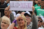 Jubilados marchan a PAMI contra la quita de medicamentos
