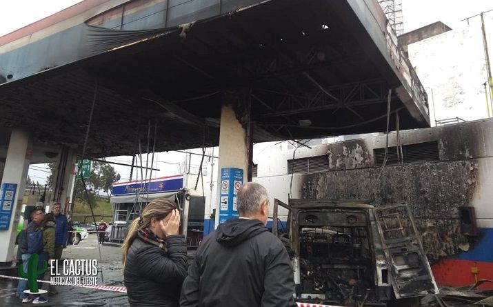 #Video #Morón | Se prendió fuego una camioneta en la GNC de Vergara y colectora