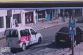 #Video | Camioneta del Municipio de Morón destrozó un comercio y casi causa una tragedia