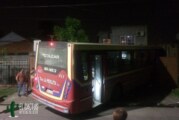 Colectivo se incrustó en una casa de Ituzaingó