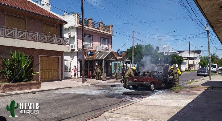 #Video | Morón: Se incendió un auto y el conductor se salió ileso de milagro