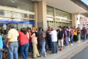 Debido a las grandes filas para cobrar las jubilaciones y AUH, los bancos abrirán el sábado y domingo
