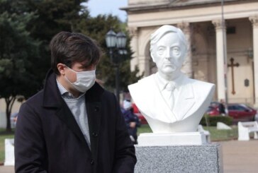 Morón | El Municipio colocó un busto en homenaje a Raúl Alfonsín y restituyó el de Néstor Kirchner