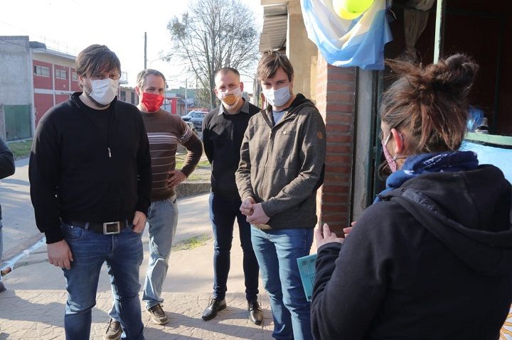 Lucas Ghi y Leandro Santoro visitaron el comedor Un Rayito de Esperanza en Castelar sur