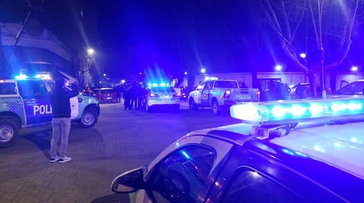 Efectivos de la Policía Bonaerense realizaron una protesta frente a la residencia de Kicillof