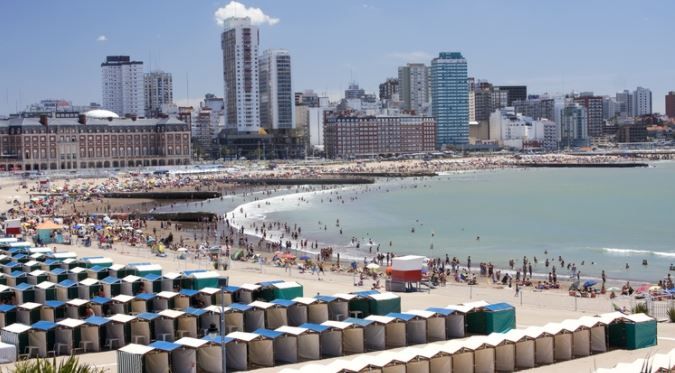 Menos turistas, estadías más cortas y desplome del consumo: los primeros números de la temporada bonaerense