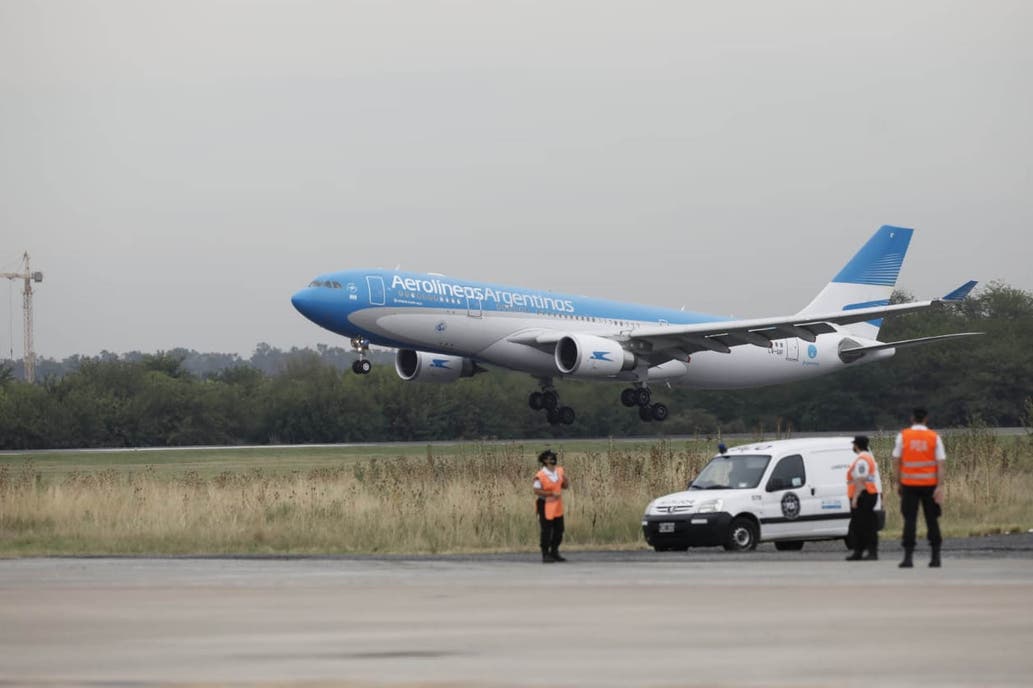 Llegó a Ezeiza el tercer vuelo de Aerolíneas Argentinas con vacunas desde Moscú