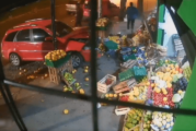 #Vídeo | Un auto chocó contra una verdulería y atropelló a una mujer que se salvó de milagro