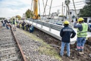 Trenes Argentinos instala el primero de los 13 puentes modulares sobre las vías del Sarmiento