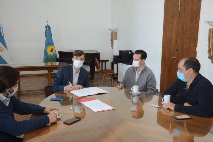 Morón | Lucas Ghi firmó un nuevo acuerdo salarial para las y los trabajadores municipales de la Salud