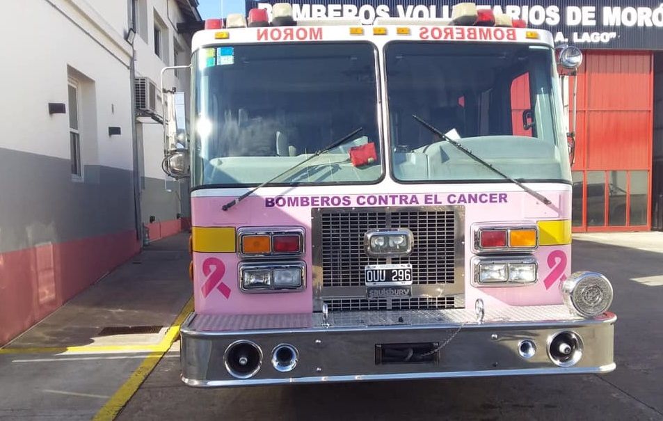 Los Bomberos Voluntarios de Morón concientizan contra el Cáncer de Mamas