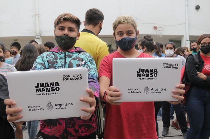 Morón | Se entregaron más de 300 netbooks para estudiantes de escuelas secundarias