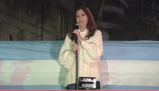 Cristina Fernandez salió a hablar en Juncal y Uruguay: “Solo les pido que no abandonemos nuestras convicciones nunca”