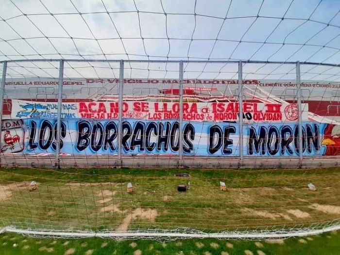 La bandera que el Deportivo Morón le dedicó a la Reina Isabel