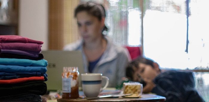 INDEC | Las mujeres ocupan el doble de horas en tareas de cuidado que los varones