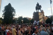 Morón | Vecinos autoconvocados se manifestaron contra el decretazo y el DNU de Milei