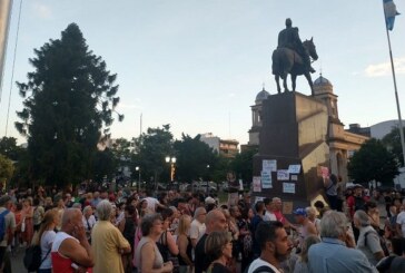 Morón | Vecinos autoconvocados se manifestaron contra el decretazo y el DNU de Milei