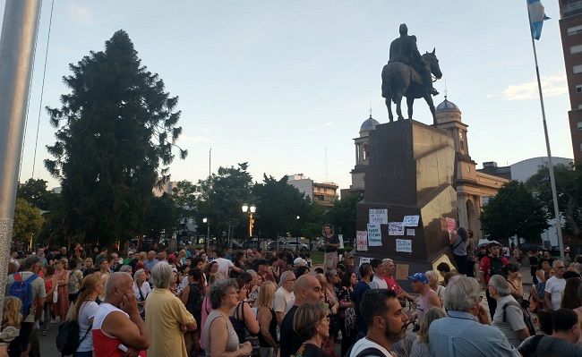 Morón | Vecinos autoconvocados se manifestaron contra el decretazo y el DNU de Milei