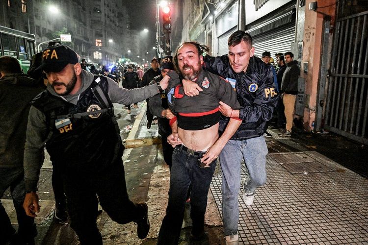 Violencia institucional | Exigen la liberación de los detenidos durante la feroz represión en el Congreso