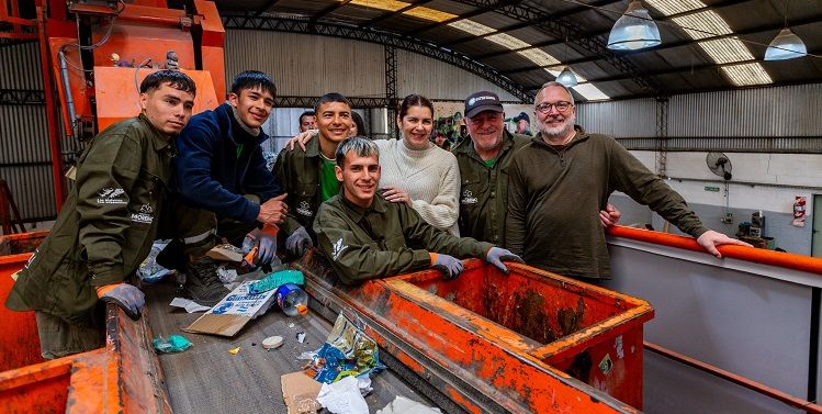 Moreno | Fernández y Sabbatella entregaron equipamiento a la Planta Recicladora La Porteña
