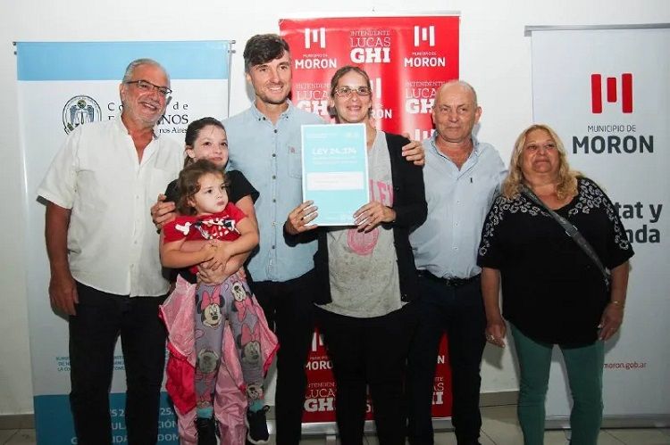 Entrega de escrituras para familias de Morón