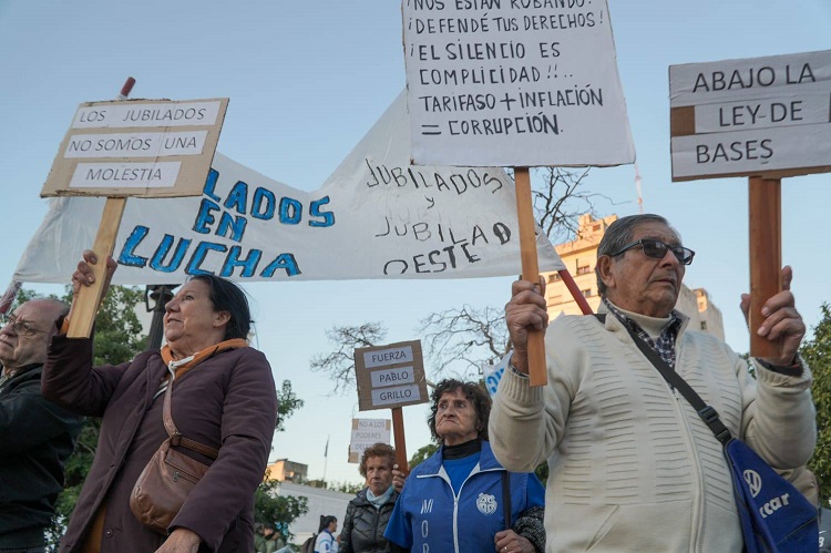 Cacerolazo en la Plaza de Morón en favor de los jubilados