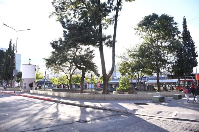 Morón | Retiraron varios puestos de trabajadores de venta ambulante de la Plaza La Roche y alrededores