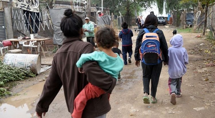 En agosto, una familia argentina necesitó más de un millón cien mil pesos para no caer en la pobreza