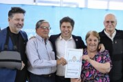 Kicillof entregó escrituras gratuitas y recorrió avances de obras en Merlo