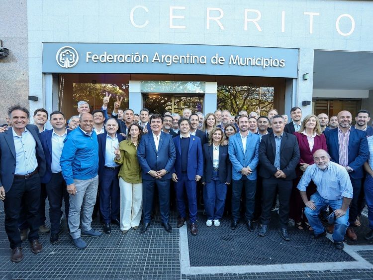 Más de 500 intendentes de todo el país más Kicillof piden a Milei cambiar el rumbo económico y social