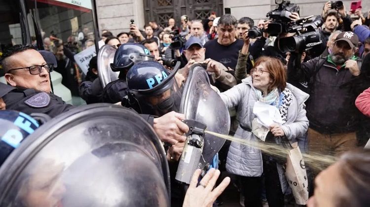 Jubilados presentan firmas contra el ajuste en el Congreso y Casa Rosada