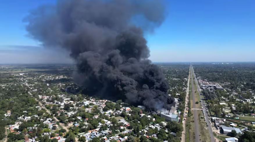 Impactante incendio en Moreno: más de 100 evacuados y temor por humo tóxico