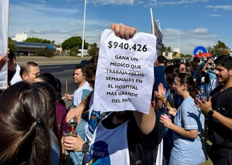 Residentes sostienen la atención en el Hospital Posadas con salarios de miseria