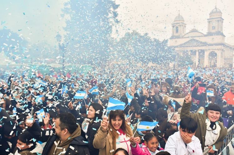 Miles de estudiantes de Morón realizaron la Promesa de Fidelidad a la Bandera