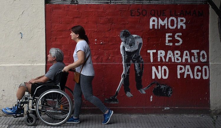 El trabajo no remunerado aporta más a la economía bonaerense que la industria y el comercio