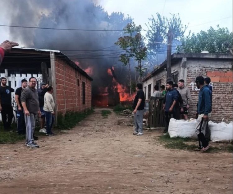 Merlo | Cuatro familias perdieron todo tras un incendio en el barrio Pompeya y piden donaciones