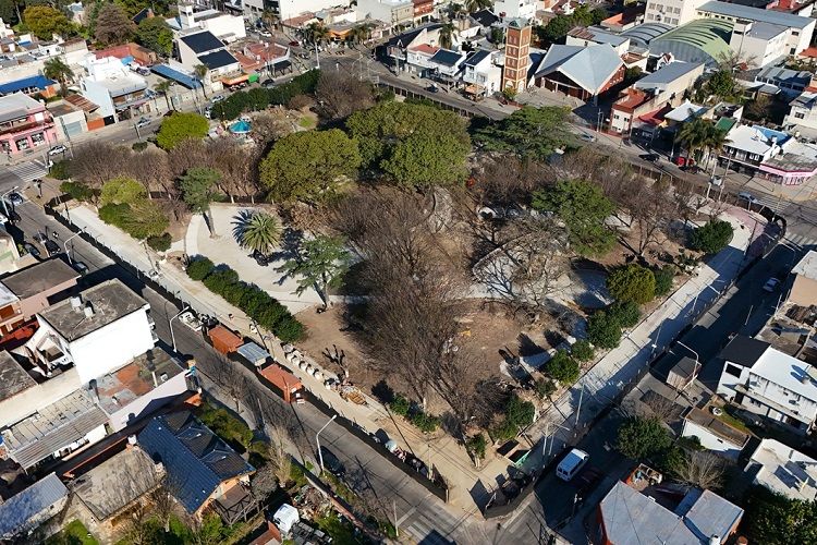Avanza la remodelación de la histórica plaza de Isidro Casanova